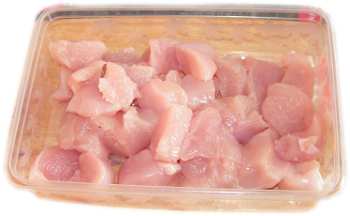 pokrojone piersi z kurczka w kostk� na ma�e k�ski w plastikowym pojemniczku